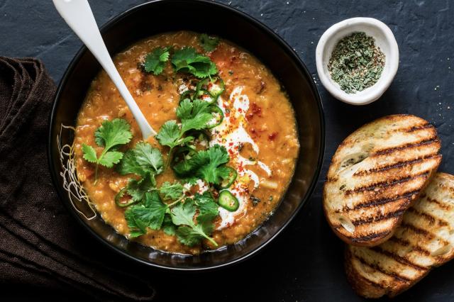 世界の様々な出汁を使った「旨味あふれる出汁カレー&自家製福神漬」