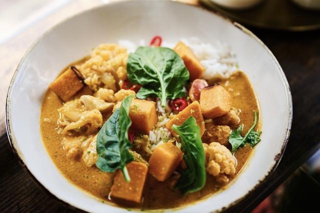 ホップとハーブを使ったココナッツチキンカレー